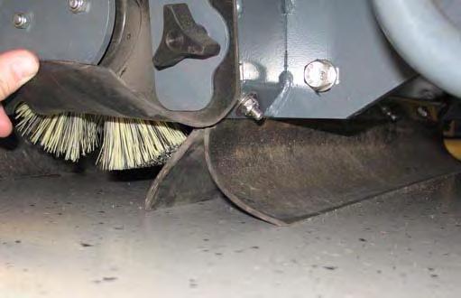 zmiatającą. OBRZEŻA BOCZNE ZESPOŁU PRE-SWEEP (OPCJA) Boczne obrzeża recyrkulacji znajdują się po obu stronach zespołu Pre-Sweep.