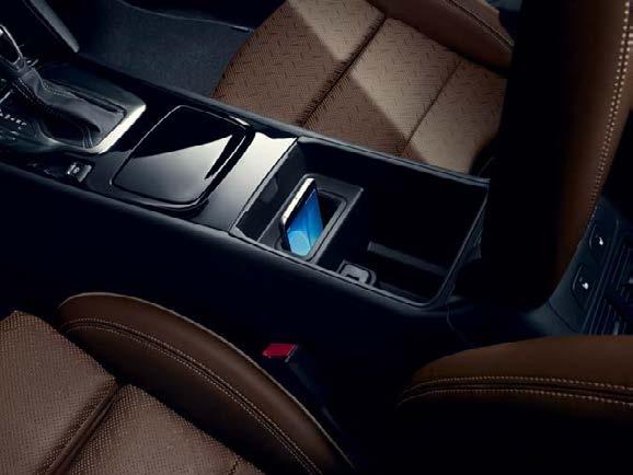 przez łącze Bluetooth Przeglądanie zdjęć i odtwarzanie plików wideo przez złącze USB Strumieniowe odtwarzanie plików dźwiękowych przez USB i Bluetooth 7 głośników, moc 4 x 20 W 1 2 Wyposażenie