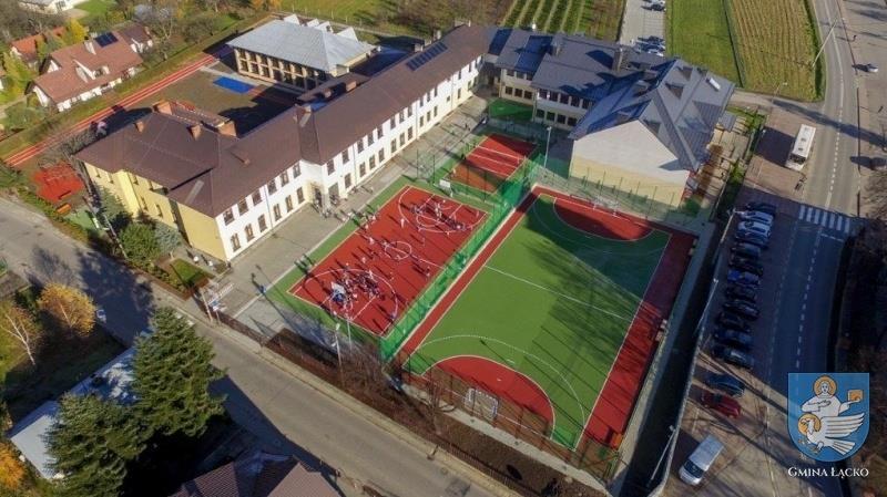 Zakończono roboty na zadaniu p.n. Zagospodarowanie terenu przy Zespole Szkolno - Gimnazjalnym w Łącku na cele rekreacyjno sportowe.