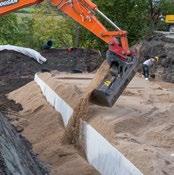 Materiał do zasypki należy nanosić stopniowo ze wszystkich stron w warstwach po 30 cm i zagęszczać za pomocą lekkiej lub średniej zagęszczarki (wibrator powierzchniowy lub ubijak