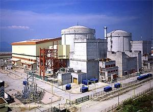 Measuring θ13 with Reactor Experiments Near-Far Concept νe νe,x νe,x 1.1 near distance L ~ 1.5 km far Absolute Reactor Flux Largest uncertainty in previous measurements N osc /N no_osc 1 0.9 0.8 0.