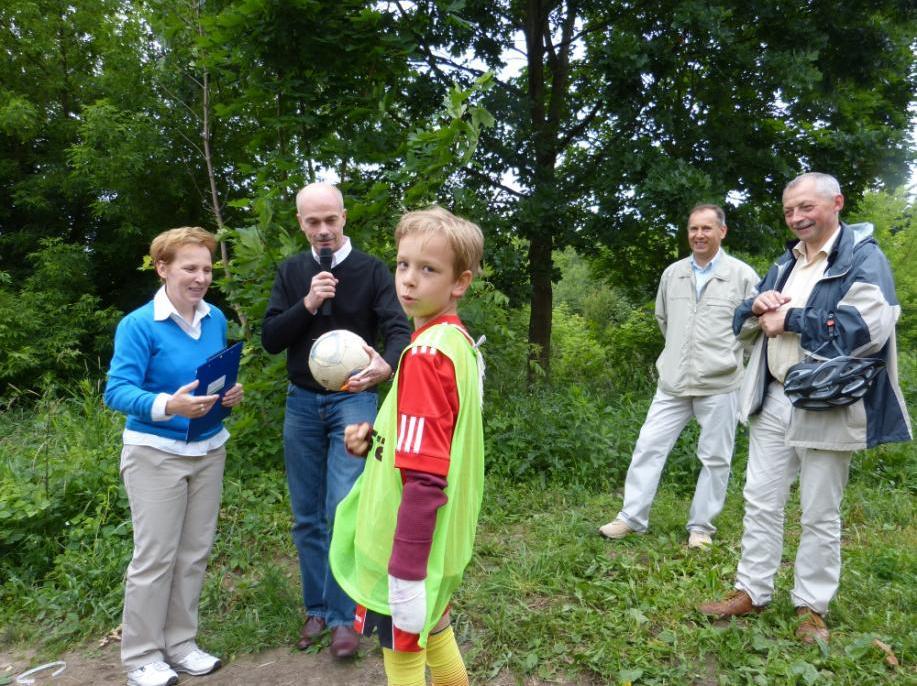 OSIEDLE BLUSZCZAŃSKA: W niedzielę 15 czerwca 2014 roku o godz. 15.00 uroczyście otwarto boisko sportowe Spółdzielni.