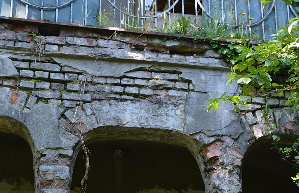 Korozja obróbki blacharskiej balkonu, wypłukanie spoin,