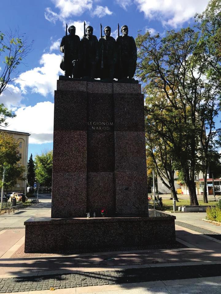 Pomnik Czynu Legionowego w Kielcach LEGIONOM NARÓD na Placu Józefa Piłsudskiego w