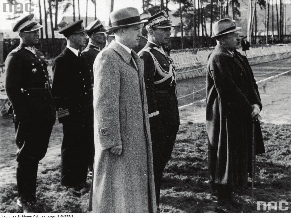 Prezes Polskiego Związku Jeździeckiego pułkownik Zbigniew Brochwicz- Lewiński (z prawej) otwiera VIII jeździeckie mistrzostwa Polski w Bydgoszczy