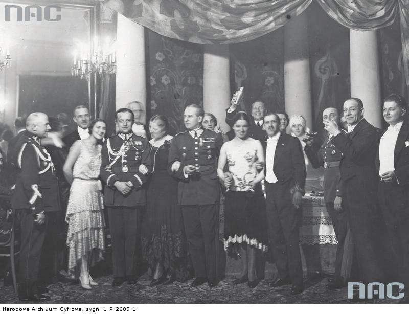 Generał Stanisław Grzmot-Skotnicki w towarzystwie m.in. pułkownika Bolesława Wieniawy-Długoszowskiego (stoi pośrodku). Bal Bridge w Warszawie 1931 rok. Fotografia grupowa uczestników balu. Widoczni m.