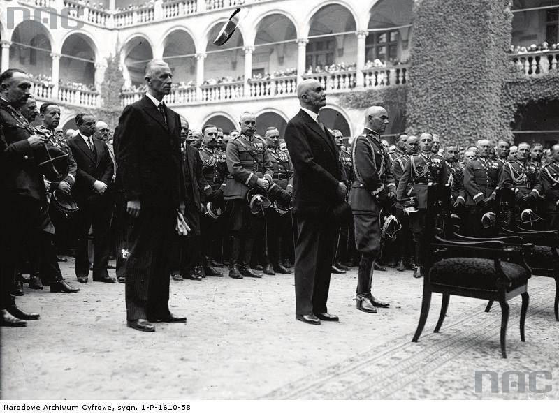 XIII Zjazd Legionistów w Krakowie w 1935 roku. 6 sierpnia została odprawiona przez księdza biskupa Stanisława Rosponda msza święta na dziedzińcu wawelskim. Widoczni m.in.