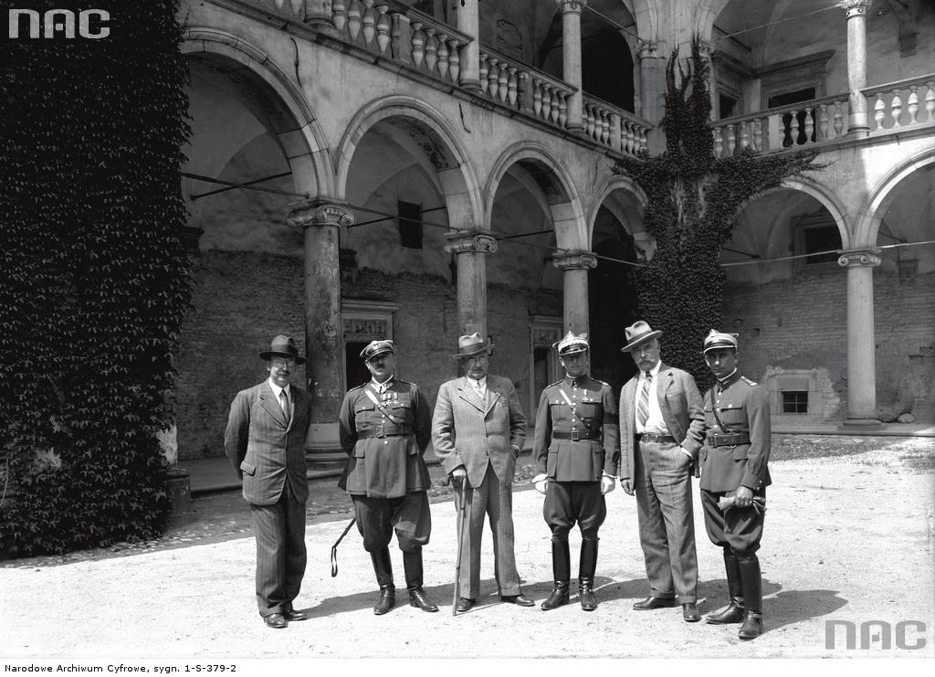 Członkowie Komitetu Jazdy Polskiej na dziedzińcu Wawelu sierpień 1934 roku.