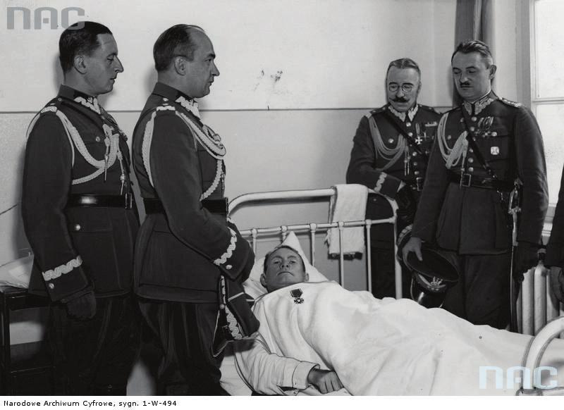 Zdjęcie powstało podczas III Tenisowych Mistrzostw Morskich w Wejherowie. (fot. ze zbiorów NAC) Dekoracja rannego por. E.