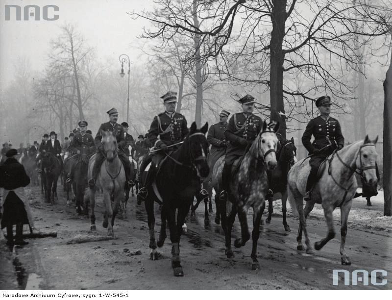 Przybycie delegacji klubów jeździeckich do Warszawy 22 listopada 1936 roku, w celu wręczenia odznaki jeździeckiej marszałkowi Edwardowi Śmigłemu- Rydzowi.