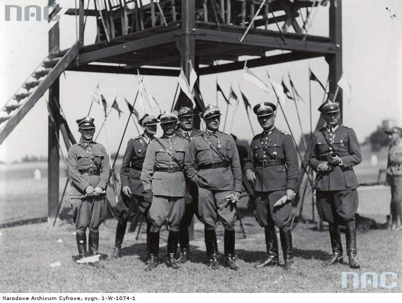 Zawody jeździeckie o mistrzostwo armii w Rakowicach pod Krakowem (lipiec 1932 roku). Zawody obserwują: gen.