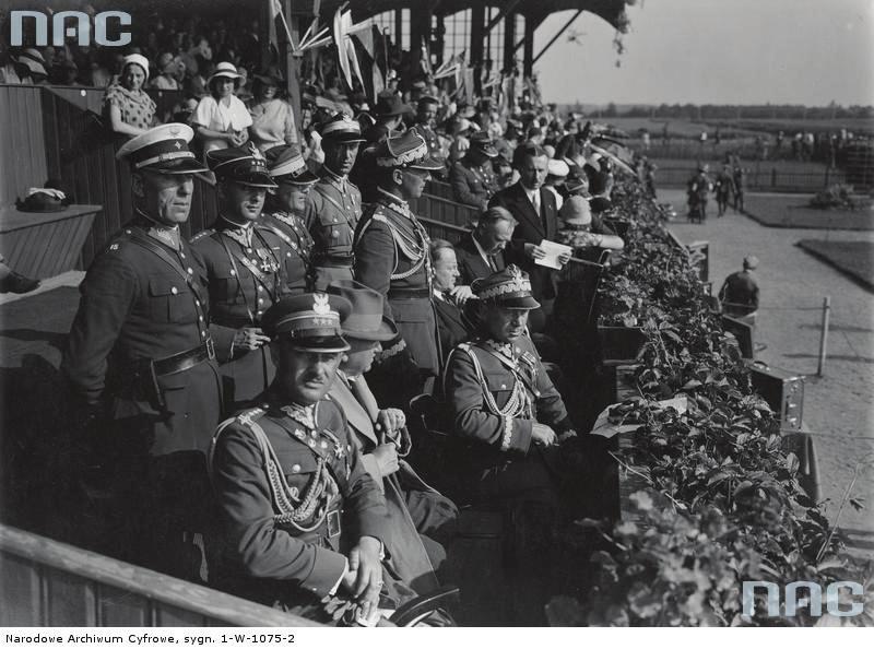 Zawody jeździeckie o mistrzostwo armii w Baranowiczach lipiec 1933 roku. Loża sędziowska, widoczni m.in. gen.