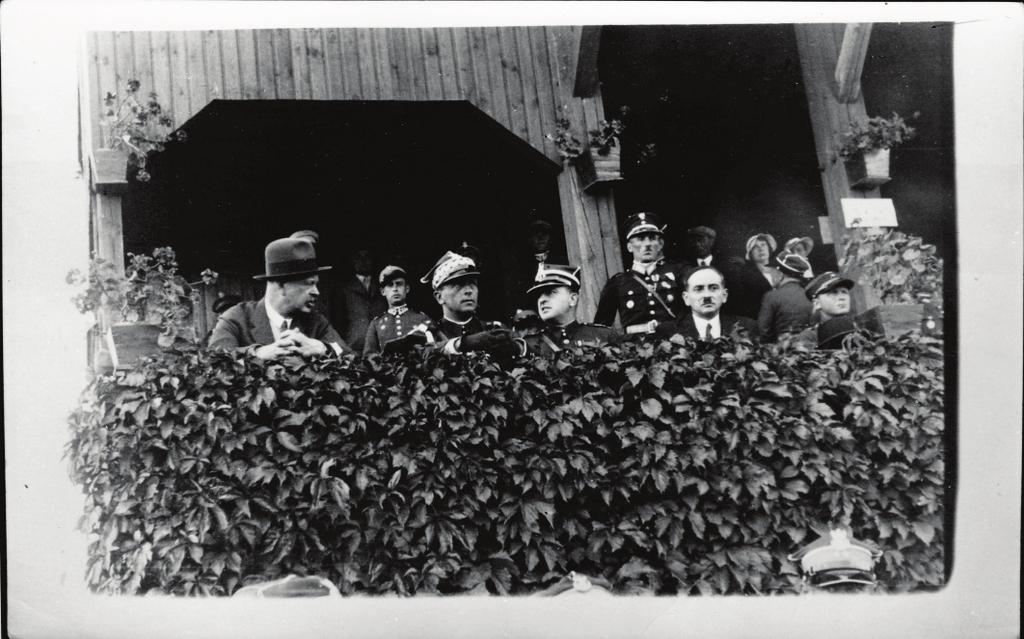Gen. Grzmot-Skotnicki jako gość honorowy na trybunie podczas zawodów na torze hippicznym w Baranowiczach (połowa lat 30.). Pierwszy od lewej: prezydent Nowogródka i Baranowicz Ludwik Wolnik.