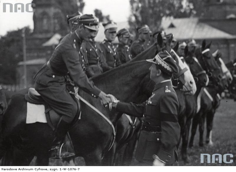 Generał Stanisław Grzmot-Skotnicki gratuluje zwycięzcy zawodów jeździeckich w Hrubieszowie por.