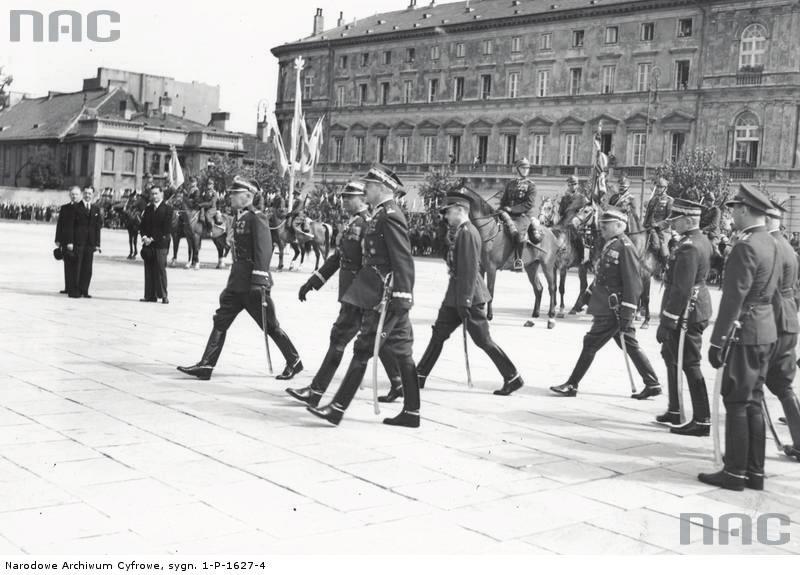 2 sierpnia 1939 roku. Zjazd Związku Legionistów Polskich na Pl. Marszałka Józefa Piłsudskiego w Warszawie. Na czele idzie marszałek Polski Edward Śmigły-Rydz. (fot.