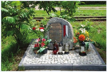W Tułowicach, tuż przy drodze nr 705 znajduje się pamiątkowy kamień z kawaleryjskim proporczykiem - pamiątka ostatniego boju gen.