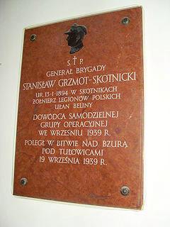 Tablica upamiętniająca gen.