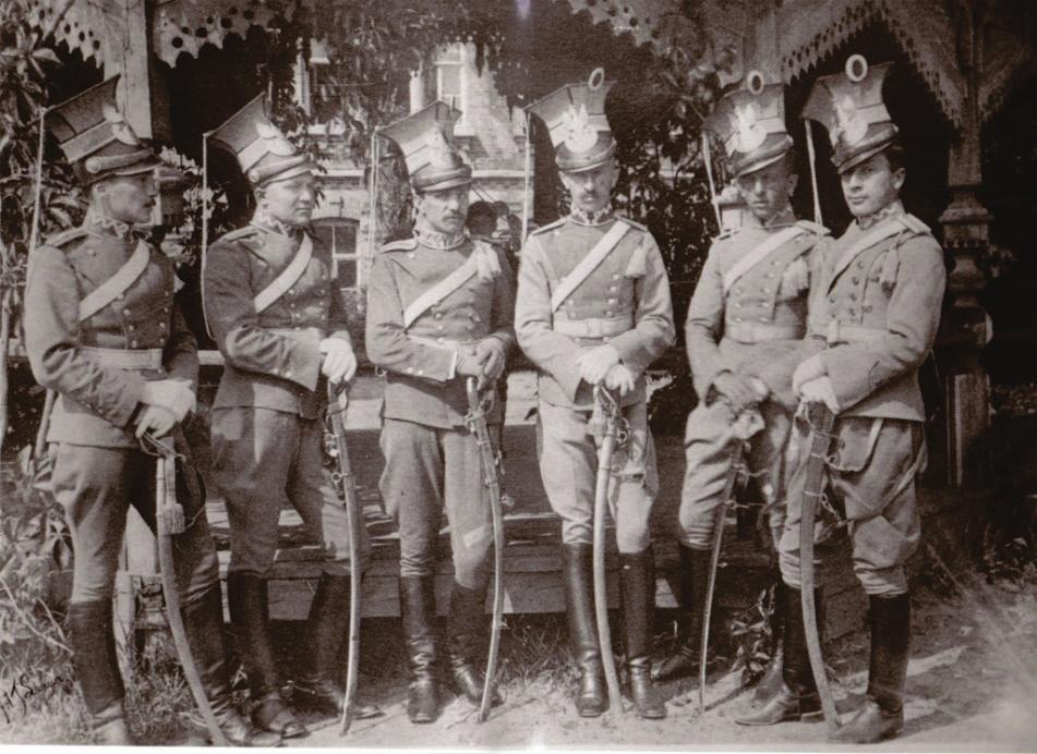Po kryzysie przysięgowym w 1917 roku, w związku z tym, że porucznik Grzmot-Skotnicki zataił swój stopień oficerski, w lipcu 1917 roku został internowany z żołnierzami Legionów w Szczypiornie, a nie