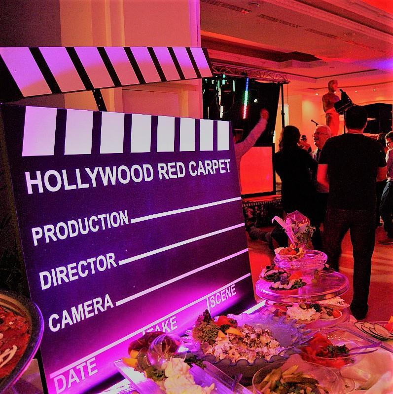 HOLLYWOOD Wieczór Hollywood to impreza dla grup oczekujących propozycji na najwyższym poziomie. Elegancki świat nie pozostawia miejsca na prowizorkę i stanowi gwarancję rozrywki najwyższej jakości.