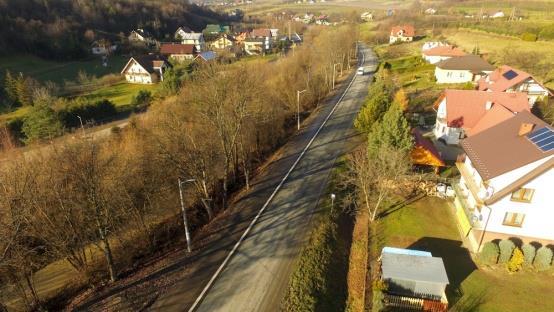 który został zaprojektowany w formie pętli wokółpotoku Czarna Woda.