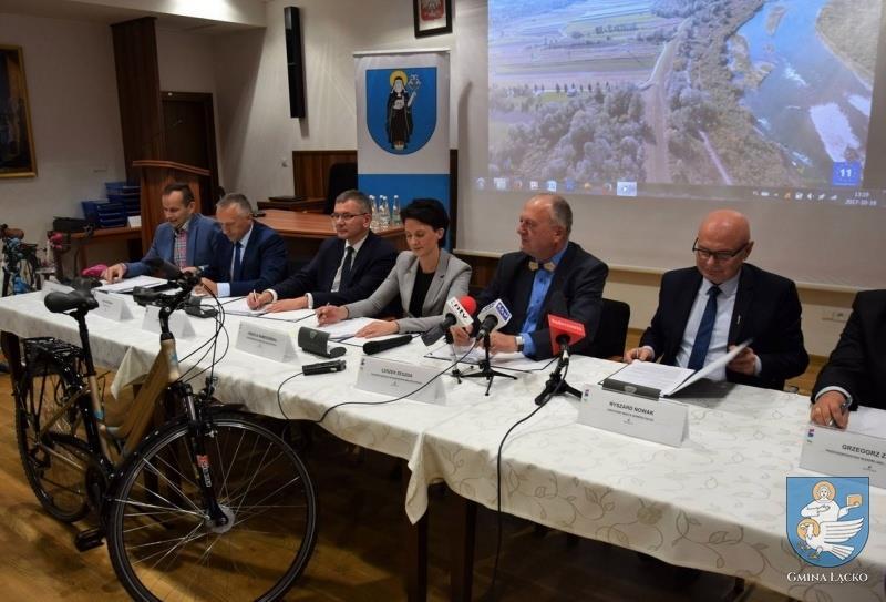 Podpisano umowę na budowę bezkolizyjnego ronda w Zabrzeży. W ramach zadania firma Strabag Sp. z o.