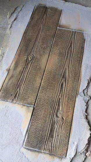 Koszt wytłoczonego betonu jest często znacznie niższy niż materiały, które zastępuje (imituje).