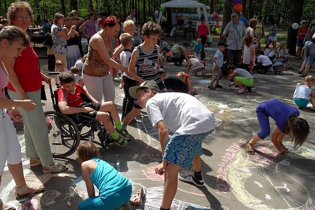 kredą swoich marzeń. Dzięki temu na placu powstał piękny ogromny kolorowy rysunek.