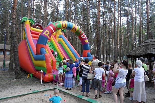 Była dmuchana zjeżdżalnia, suchy basen z piłeczkami, trampolina oraz przejażdżki na kucyku.