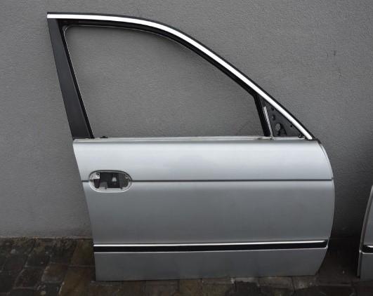 Zadanie 1. Na rysunku przedstawiono nadwozie typu A. sedan. B. pickup. C. limuzyna. D. hatchback. Zadanie 2. Na rysunku przedstawiono drzwi A. tylne lewe. B. tylne prawe.