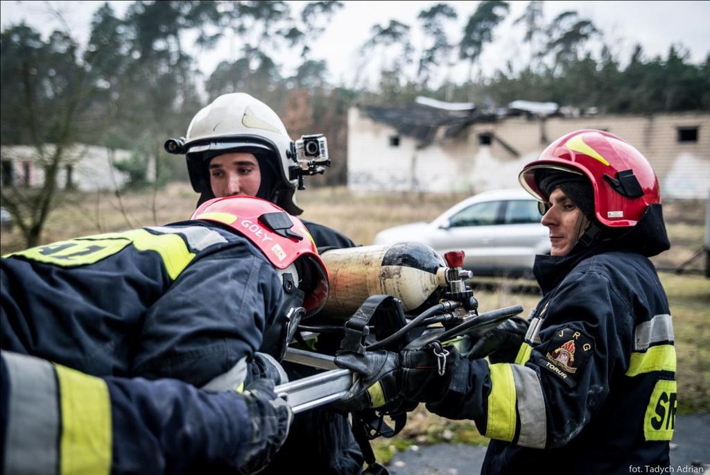 W następnym kroku unosimy drabinę i podajemy ją, przesuwając po parapecie/ramie okna do ratowników na zewnątrz budynku/pomieszczenia, którzy wykonują dalsze czynności z ratownikiem.