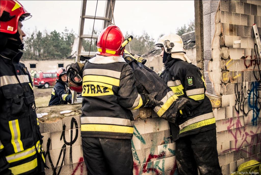 Przystawiamy drabinę do ściany opierając ją nad górną krawędź okna (w tym miejscu warto również przypomnieć o drabinie życia ), by jeden z ratowników na zewnątrz mógł po niej wejść i zamontować na