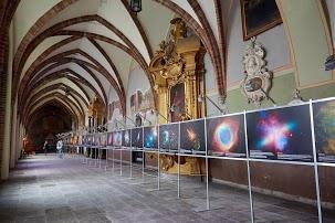Fot. K. Magda, IFUJ FOTON 123, Zima 2013 25 chać do celu, korzystamy z długiego ciągu osiągnięć, sięgającego wstecz aż do samotnej pracy kanonika z Fromborka.