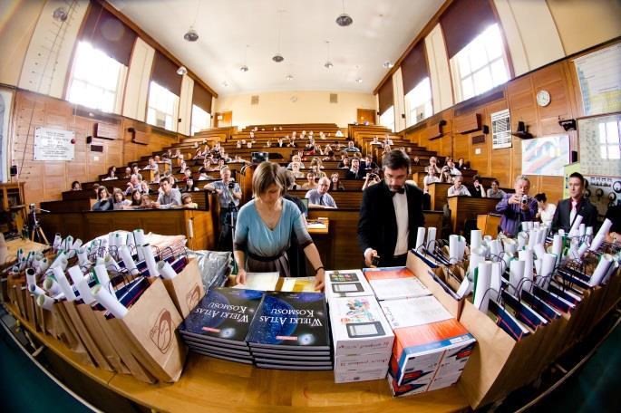44 FOTON 123, Zima 2013 których uczniowie byli finalistami, otrzymały plakaty edukacyjne prezentujące najnowsze kierunki badań w fizyce oraz płytki DVD z nagranymi najciekawszymi doświadczeniami.