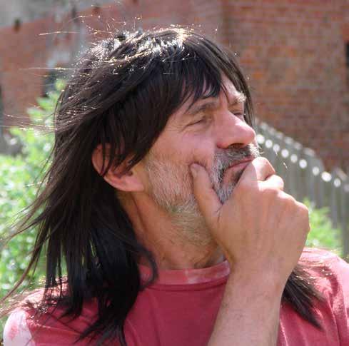 6 7 MOIM ZDANIEM.. Wystawa biżuterii z komunikatem Jak uniwersalne musi być moje dzieło, żeby było zaakceptowane i wciągało do percepcji?
