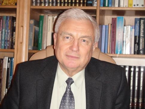 Prof. dr n. med. Marek Prost jest specjalistą chorób oczu, absolwentem Akademii Medycznej w Lublinie.