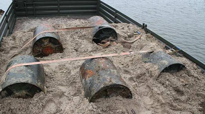 Bomby głębinowe wydobyte na terenie budowy Gazoportu Świnoujście 3 Wybuch takich obiektów powoduje natychmiastowe naruszenie stanu równowagi w otoczeniu, któremu towarzyszy