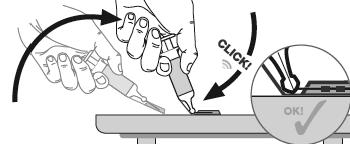 ruchy obrotowego. Nie należy naciskać na tłok, dotykać igły ani wstrząsać strzykawką. Uchwycić fałd skóry kciukiem i palcem wskazującym. Nie należy go ściskać. Wbić całkowicie igłę w fałd skórny.