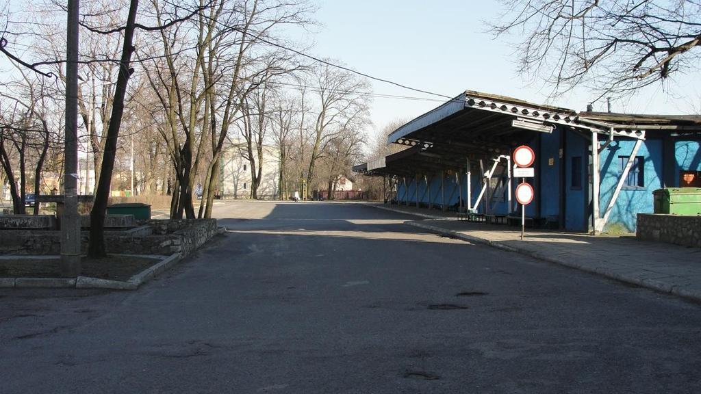 4.6. Opis dworców autobusowych Gmina Głubczyce Dworzec Autobusowy Dworzec autobusowy w Głubczycach znajduje się przy ulicy Dworcowej. Ulica ta jest głównym punktem przesiadkowym dla mieszkańców.