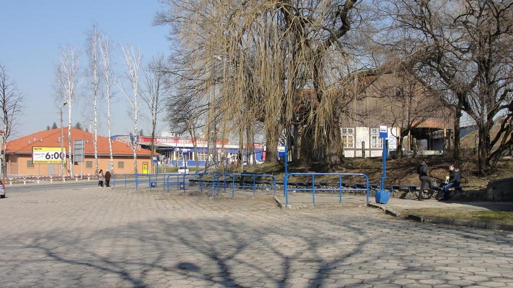 Rysunek 28 Widok na przystanki oraz na plac