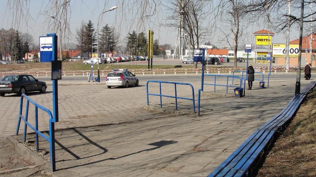 Rysunek 31 Metalowe poręcze oddzielają stanowiska