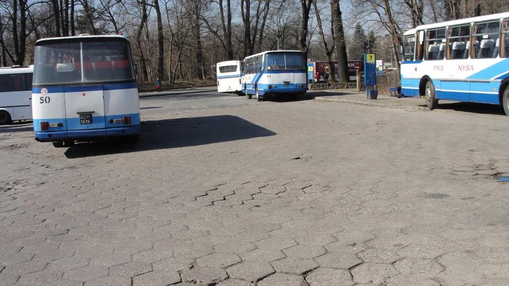 Rysunek 52 Plac dworca obejmuje kilkanaście stanowisk