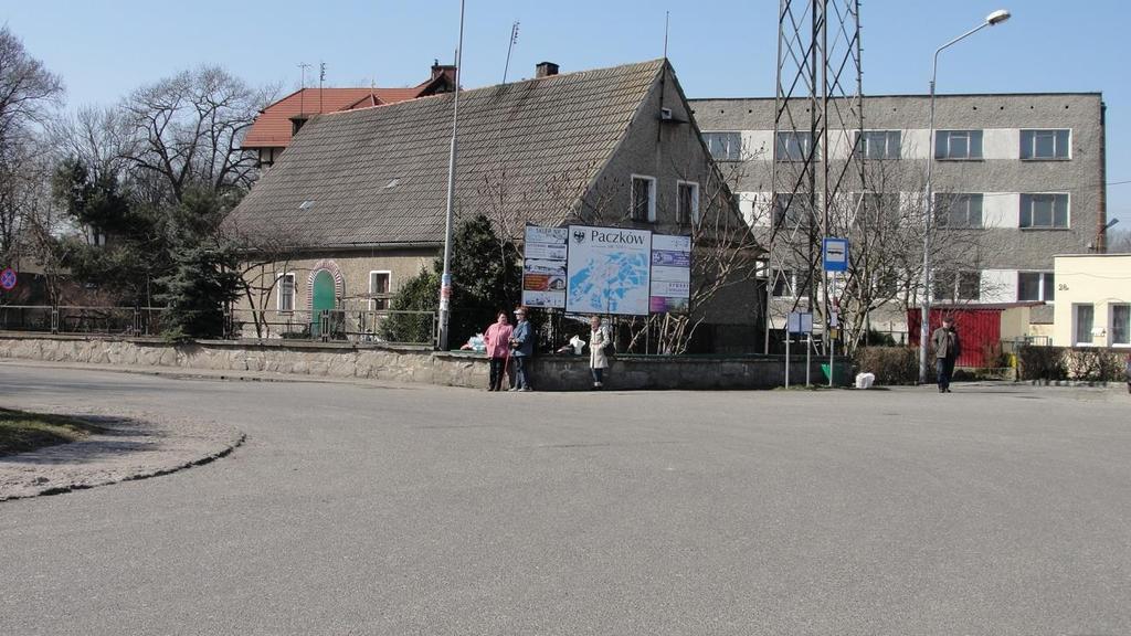 Rysunek 68 Plac autobusowy w Paczkowie znajduje się w centrum miejscowości Źródło: Opracowanie własne. Gmina Prudnik Dworzec Autobusowy Dworzec autobusowy zlokalizowany jest przy ulicy Kościuszki.