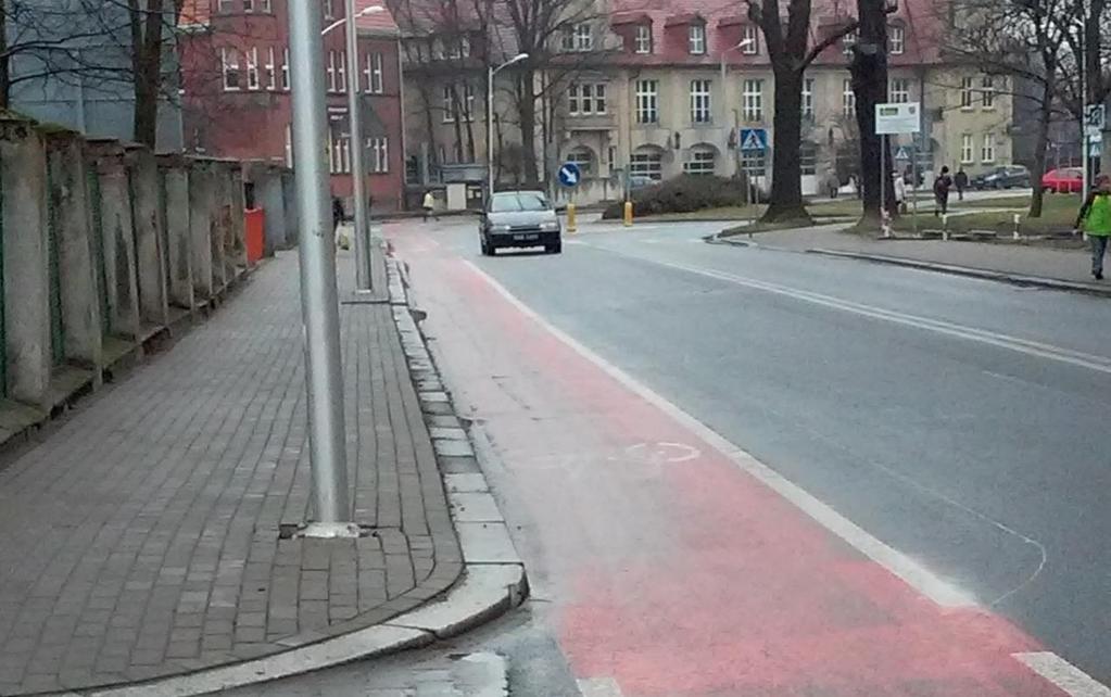 Rysunek 105 Ścieżka asfaltowa wzdłuż ulicy