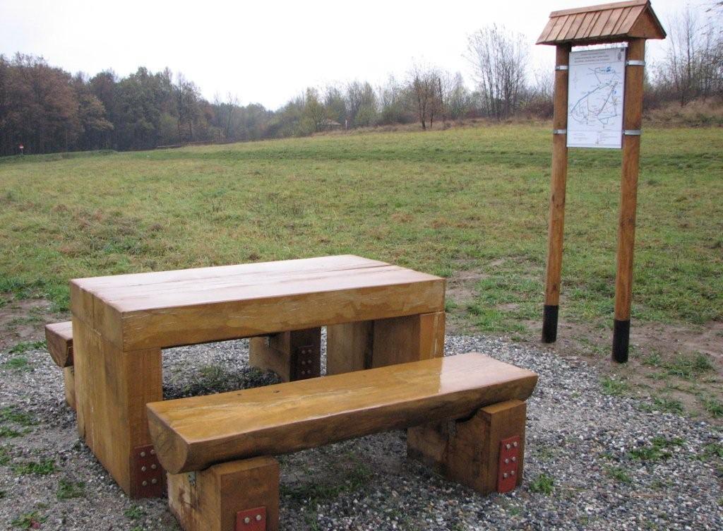 IV etap robót: oznakowanie wszystkich ścieżek objętych dokumentacja projektową, V etap robót: budowa miejsca odpoczynku na szlakach z elementami małej architektury.