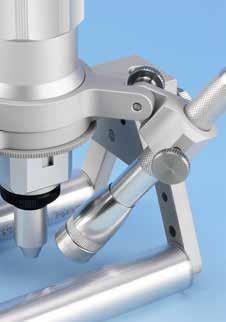 Akcesoria PEAK do mikroskopów pomiarowych 2034 Precyzyjnie wykonany uchwyt, dostarczany wraz z lampà Mini Maglite, jest przeznaczony do