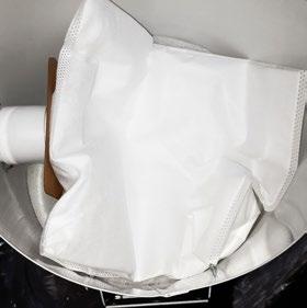 Ergonomiczne uchwyty umożliwiają łatwe odpięcie i zapięcie zbiornika na zanieczyszczenia. Wysokiej jakości elastyczny wąż Superior ułatwia dotarcie nawet do trudnodostępnych miejsc.