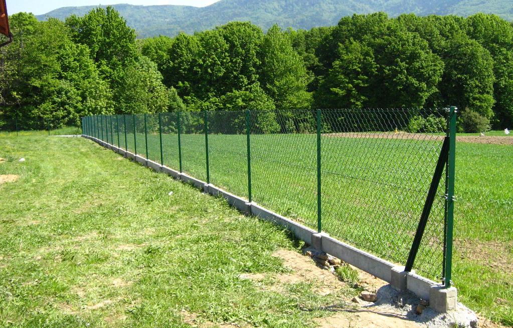 ogniowo. Tuleje osadzone w stopie fundamentowej min. 50 x 50 cm, głębokość 80cm. Beton klasy min. B20. Stopa fundamentowa zbrojona dwoma siatkami Ø 12 mm, co 10cm.