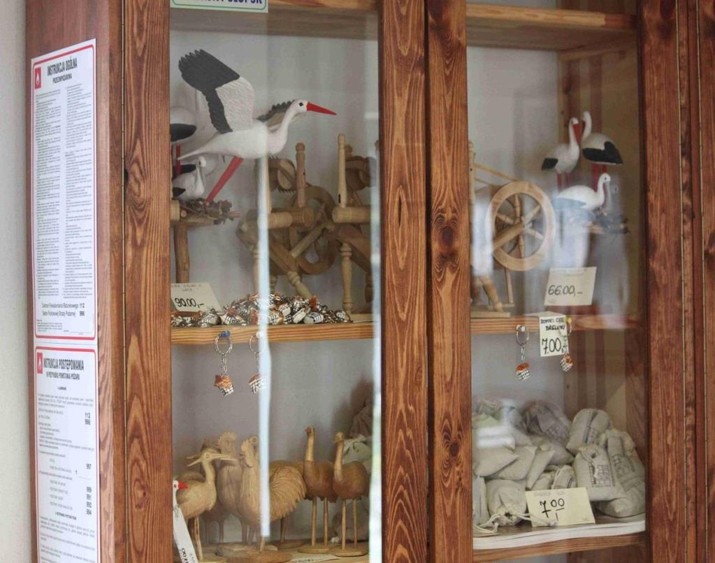 Walory wsi wg KOM pozytywy (5) Usługi, produkty, pamiątki (II.2.3) - ocena wybitna, 2 pkt. Fot. SW_WP5. Kasa i sklep z pamiątkami oraz produktami lokalnymi w Muzeum Kultury Ludowej Pomorza w Swołowie.