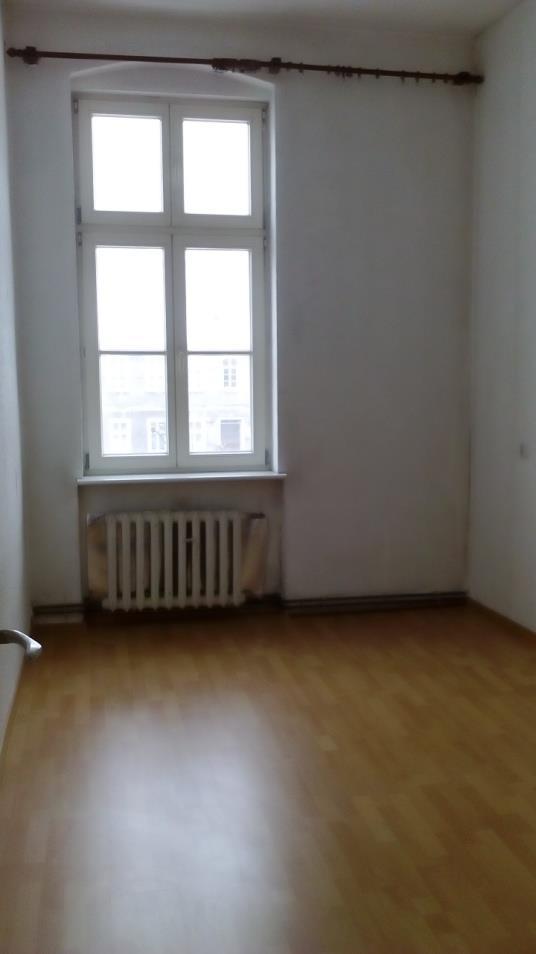 Wyposażenie lokali stanowi instalacja elektryczna, centralnego ogrzewania, a także wodno-kanalizacyjna.