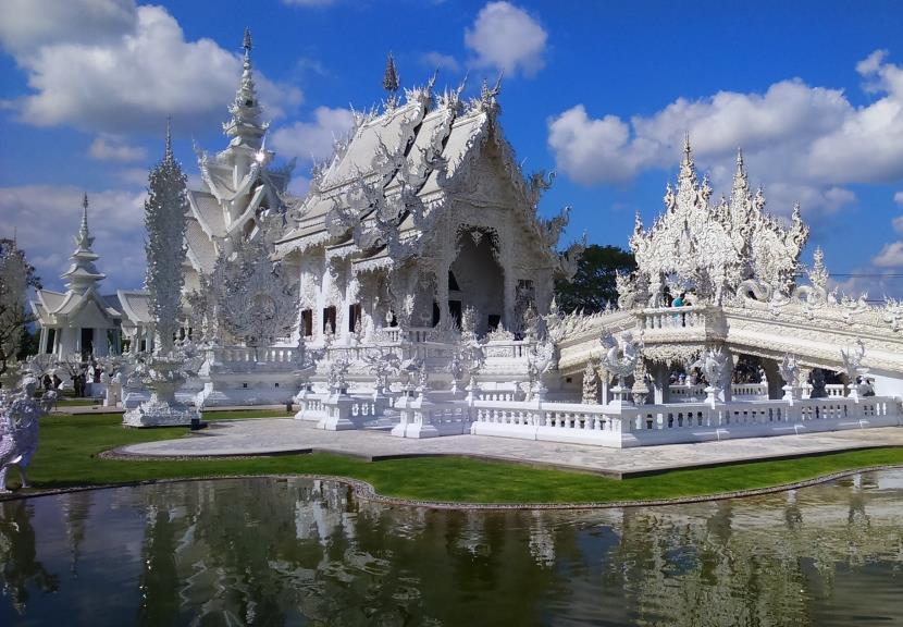 ATRAKCJE tajlandia Chiang Mai Jedno z głównych miast Tajlandii, zupełnie inne niż gwarna stolica. Powstanie miasta datuje się na XIII wiek, Stare Miasto otoczone jest fosą, w której można łowić ryby!